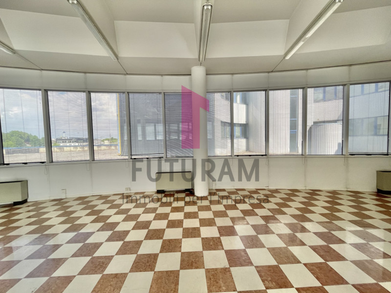 VICENZA - 49FIL - PER INFO 0444310220

Proponiamo in AFFITTO un ufficio di 92 mq al primo piano i...