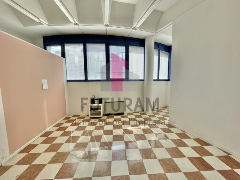 VICENZA - 49FIL - PER INFO 0444310220

Proponiamo in AFFITTO un ufficio di 92 mq al primo piano i...