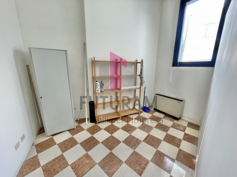 VICENZA - 49FIL - PER INFO 0444310220

Proponiamo in AFFITTO un ufficio di 92 mq al primo piano i...