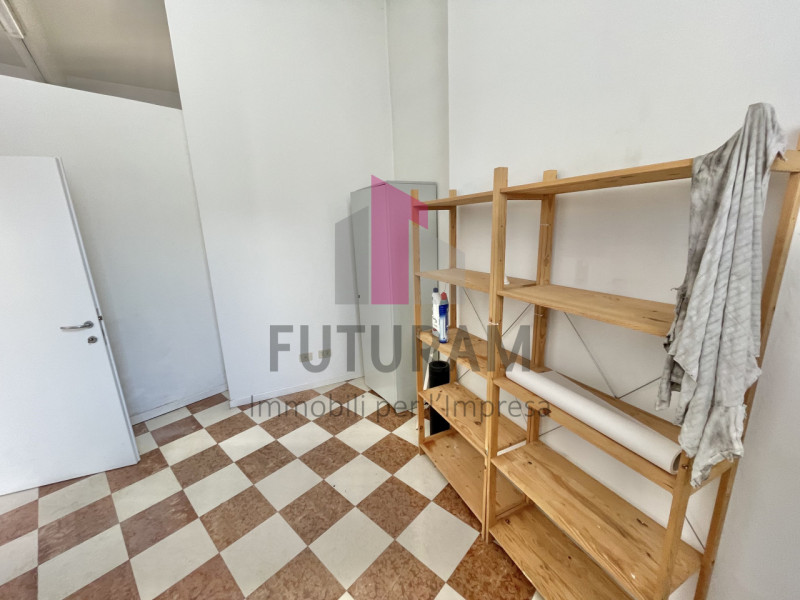 VICENZA - 49FIL - PER INFO 0444310220

Proponiamo in AFFITTO un ufficio di 92 mq al primo piano i...