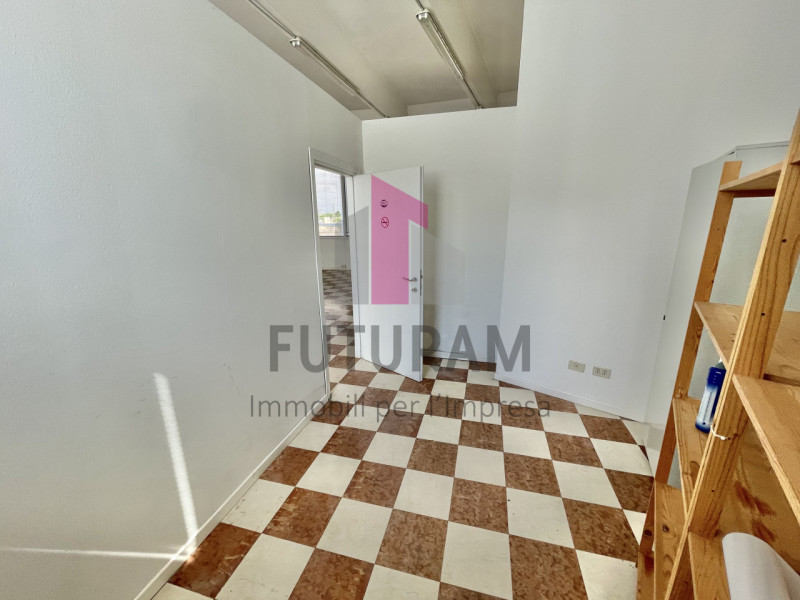 VICENZA - 49FIL - PER INFO 0444310220

Proponiamo in AFFITTO un ufficio di 92 mq al primo piano i...