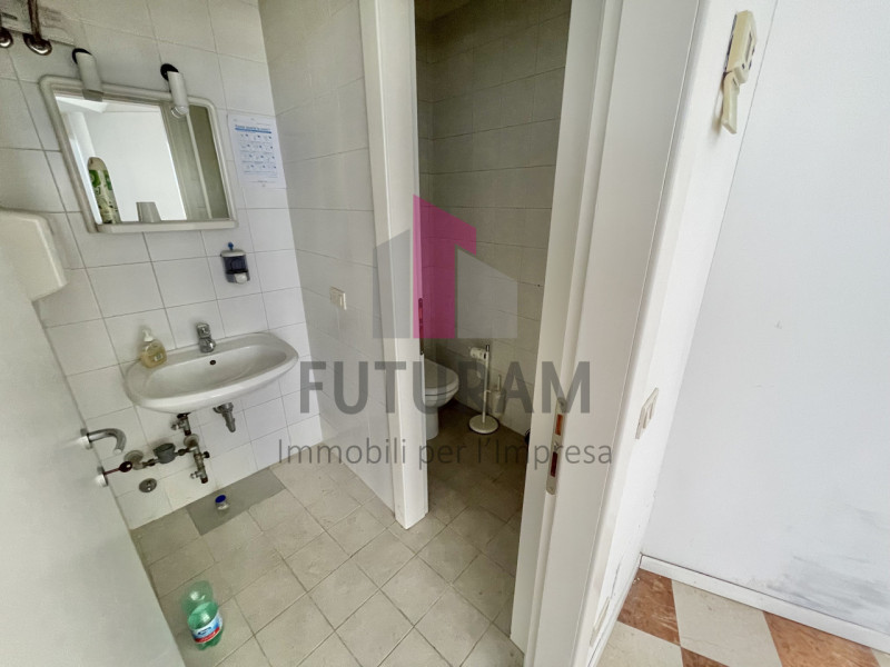 VICENZA - 49FIL - PER INFO 0444310220

Proponiamo in AFFITTO un ufficio di 92 mq al primo piano i...