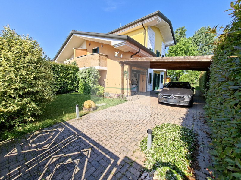 Studio Itaca Immobiliare ha il piacere di proporre in vendita a Due Carrare, all'interno di un qu...