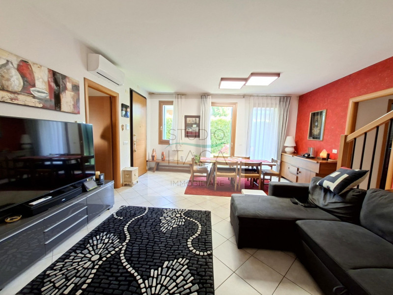 Studio Itaca Immobiliare ha il piacere di proporre in vendita a Due Carrare, all'interno di un qu...