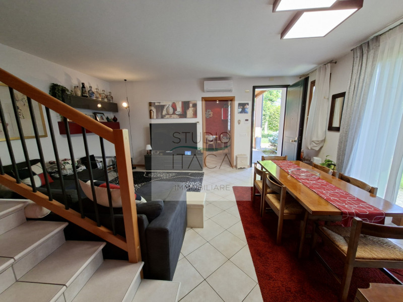 Studio Itaca Immobiliare ha il piacere di proporre in vendita a Due Carrare, all'interno di un qu...