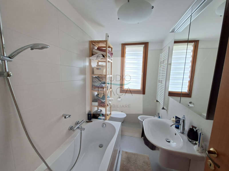 Studio Itaca Immobiliare ha il piacere di proporre in vendita a Due Carrare, all'interno di un qu...