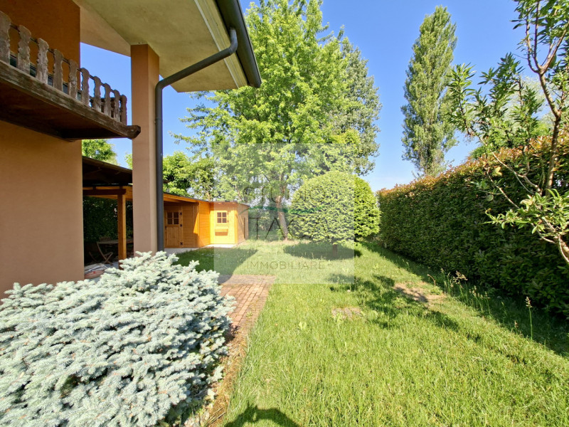 Studio Itaca Immobiliare ha il piacere di proporre in vendita a Due Carrare, all'interno di un qu...