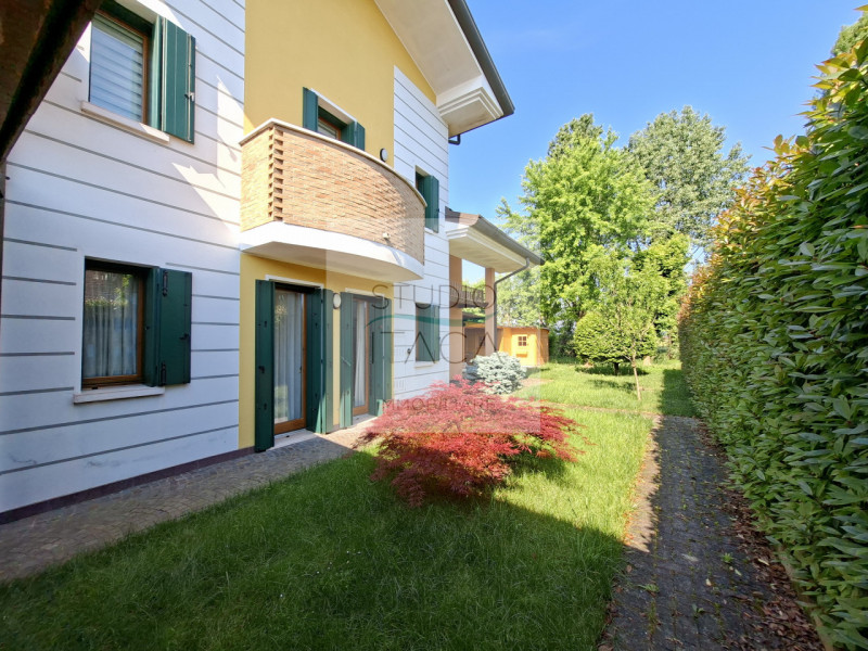 Studio Itaca Immobiliare ha il piacere di proporre in vendita a Due Carrare, all'interno di un qu...