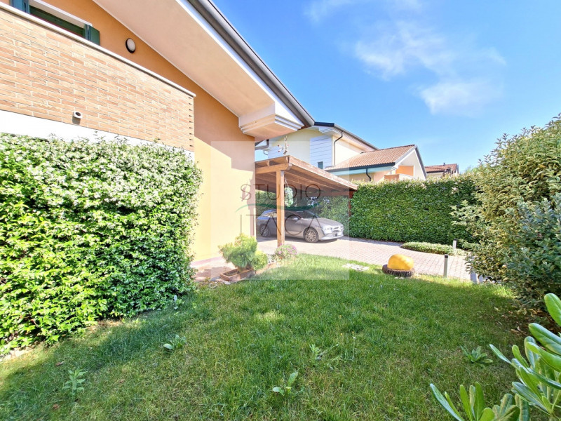 Studio Itaca Immobiliare ha il piacere di proporre in vendita a Due Carrare, all'interno di un qu...