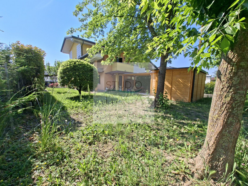 Studio Itaca Immobiliare ha il piacere di proporre in vendita a Due Carrare, all'interno di un qu...