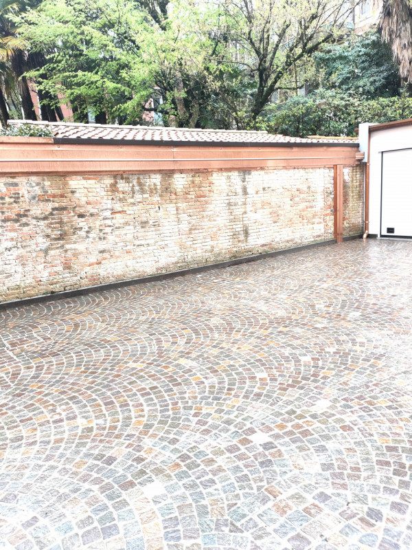 Prato della Valle, su stabile completamente ristrutturato particolare appartamento disposto su du...