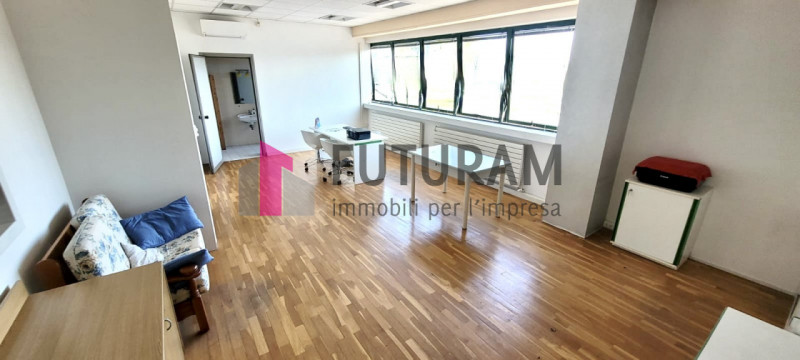 RIF: 158NM - FOSSO' (VE) - PER INFO 0444/310220

Propongo in affitto un capannone di 360 mq a Fos...