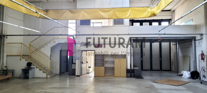 RIF: 158NM - FOSSO' (VE) - PER INFO 0444/310220

Propongo in affitto un capannone di 360 mq a Fos...