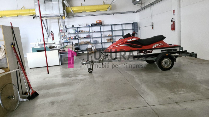 RIF: 158NM - FOSSO' (VE) - PER INFO 0444/310220

Propongo in affitto un capannone di 360 mq a Fos...