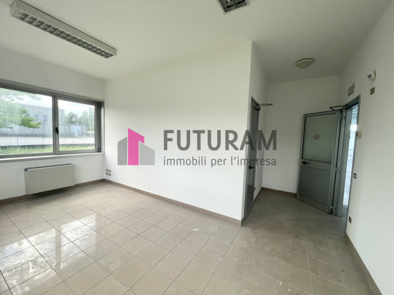 RIF:159NM - MIRA (VE) - PER INFO 0444/310220

Propongo in affitto un capannone di 3000 mq in zona...