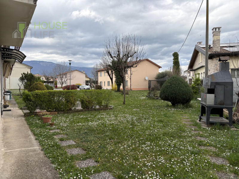 THIENE- Cappuccini: in zona residenziale tranquilla TRILOCALE al piano primo e ultimo, inserito i...