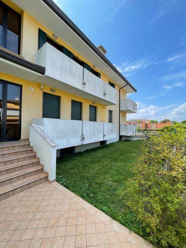 Proponiamo in vendita un bellissimo appartamento al piano rialzato, situato a Este (località Dese...
