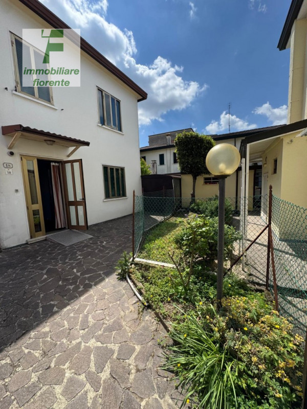 In quartiere Sant'Osvaldo, poco distante dall'ospedale Sant'Antonio proponiamo casa singola degli...