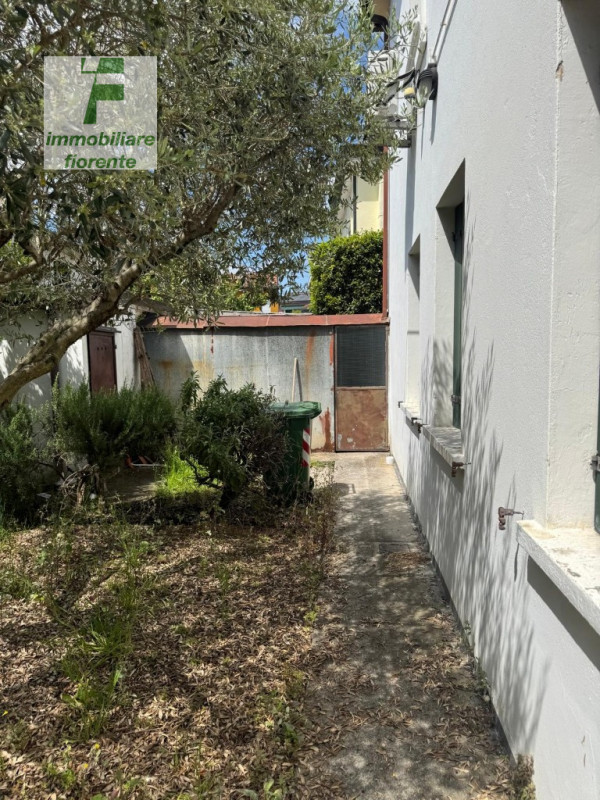 In quartiere Sant'Osvaldo, poco distante dall'ospedale Sant'Antonio proponiamo casa singola degli...