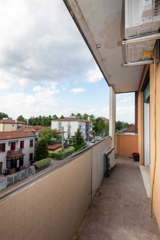 In zona centrale, proponiamo appartamento ristrutturato posto al terzo ed ultimo piano, senza asc...