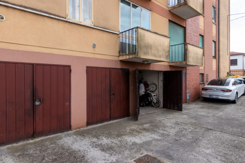 In zona centrale, proponiamo appartamento ristrutturato posto al terzo ed ultimo piano, senza asc...