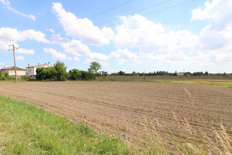 Si propone in vendita terreno agricolo che si estende per circa 3263 mq situato nel comune di Per...