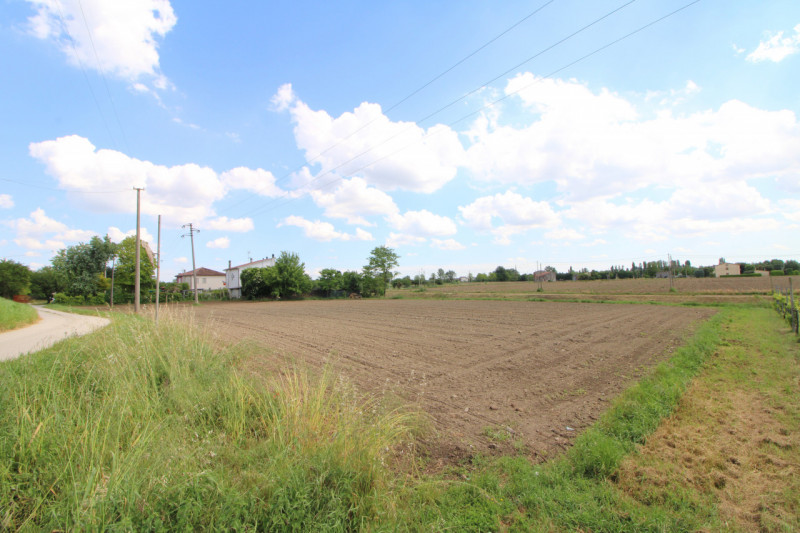Si propone in vendita terreno agricolo che si estende per circa 3263 mq situato nel comune di Per...