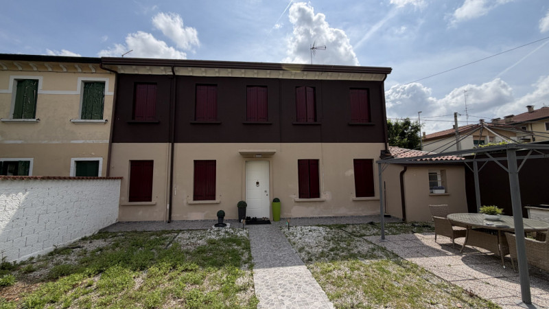 Nostra ESCLUSIVA splendida casa singola terratetto situata nel tranquillo e ricercato quartiere d...