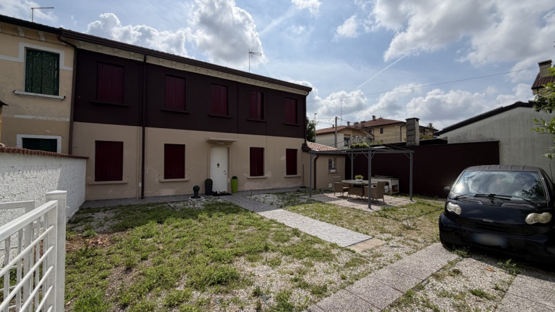 Nostra ESCLUSIVA splendida casa singola terratetto situata nel tranquillo e ricercato quartiere d...