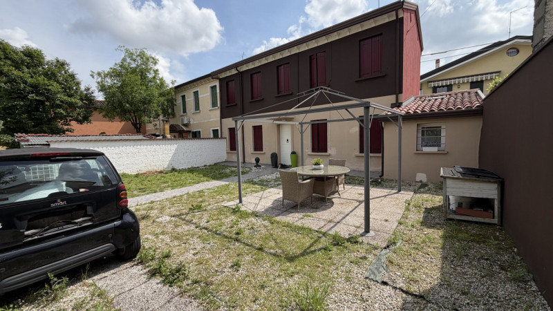 Nostra ESCLUSIVA splendida casa singola terratetto situata nel tranquillo e ricercato quartiere d...
