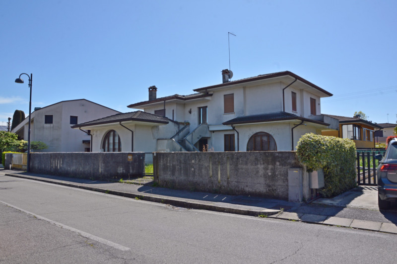 In tranquilla zona residenziale proponiamo interessante proprietà composta da due appartamenti in...