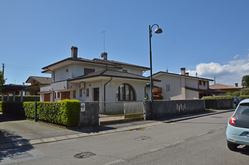 In tranquilla zona residenziale proponiamo interessante proprietà composta da due appartamenti in...