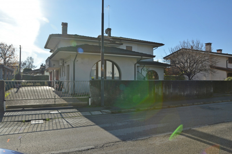 In tranquilla zona residenziale proponiamo interessante proprietà composta da due appartamenti in...