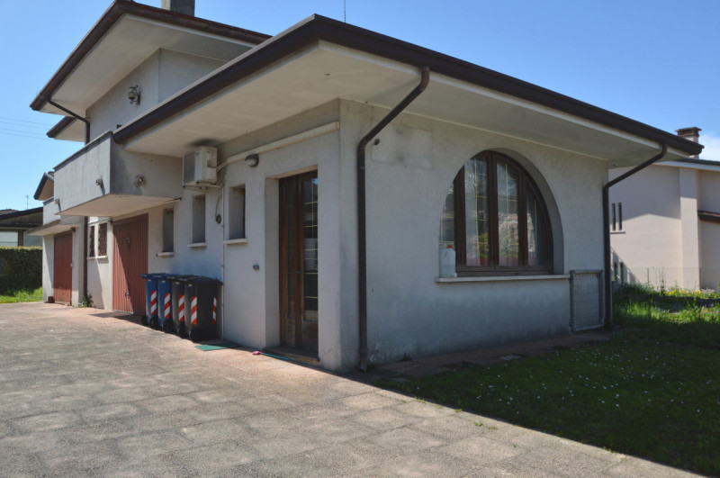 In tranquilla zona residenziale proponiamo interessante proprietà composta da due appartamenti in...