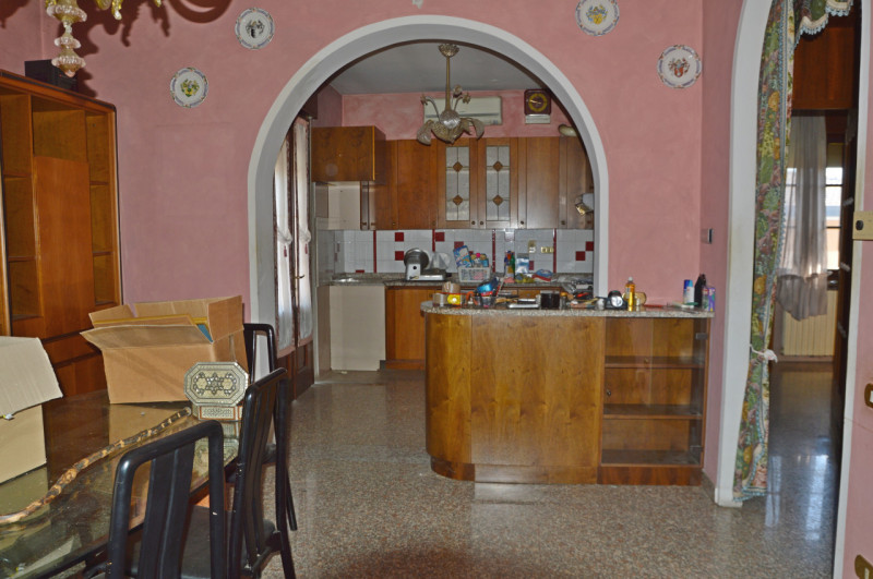 In tranquilla zona residenziale proponiamo interessante proprietà composta da due appartamenti in...