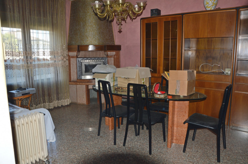In tranquilla zona residenziale proponiamo interessante proprietà composta da due appartamenti in...