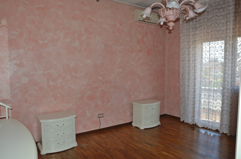 In tranquilla zona residenziale proponiamo interessante proprietà composta da due appartamenti in...