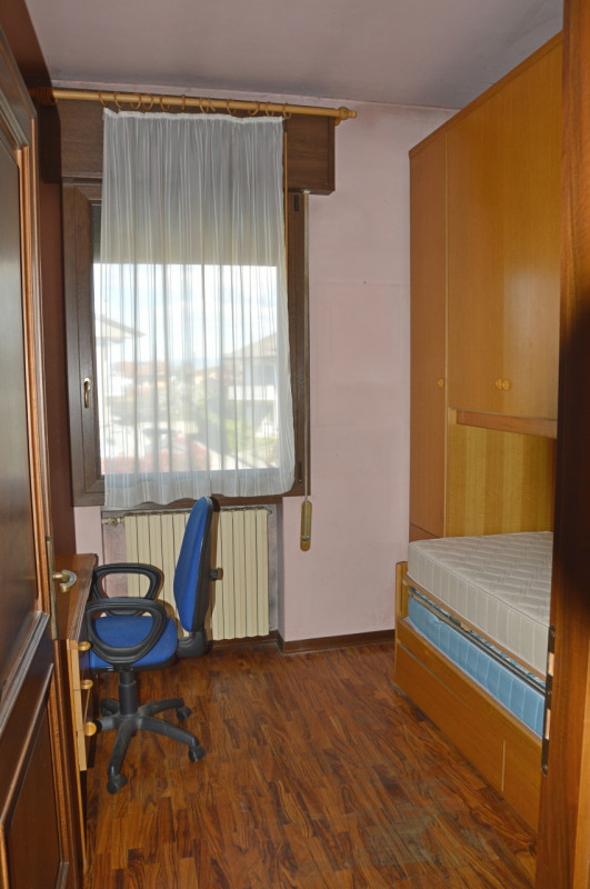 In tranquilla zona residenziale proponiamo interessante proprietà composta da due appartamenti in...
