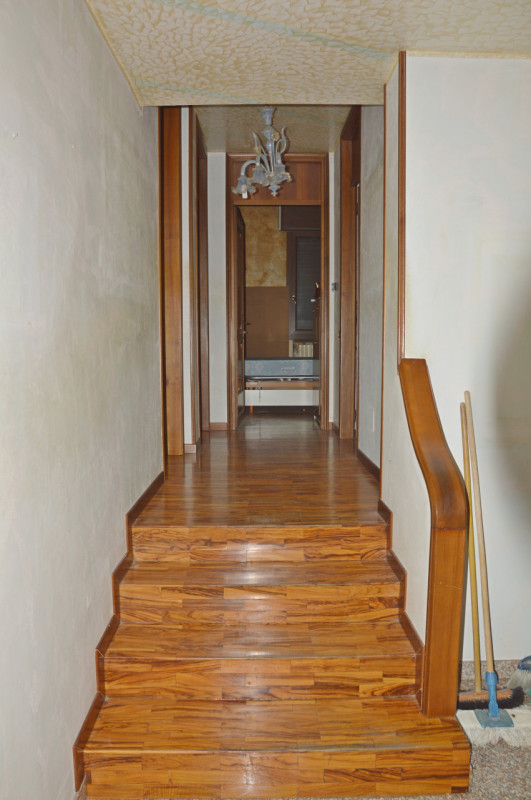 In tranquilla zona residenziale proponiamo interessante proprietà composta da due appartamenti in...