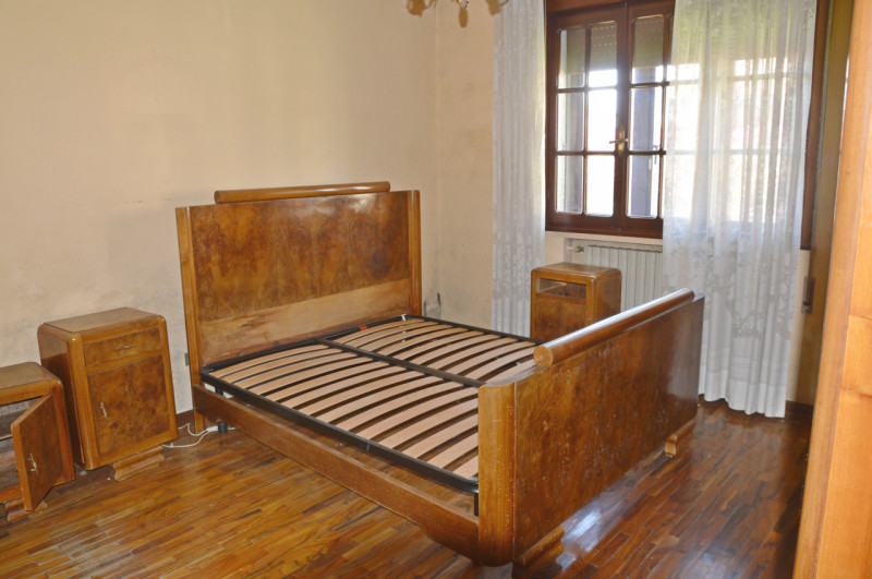 In tranquilla zona residenziale proponiamo interessante proprietà composta da due appartamenti in...