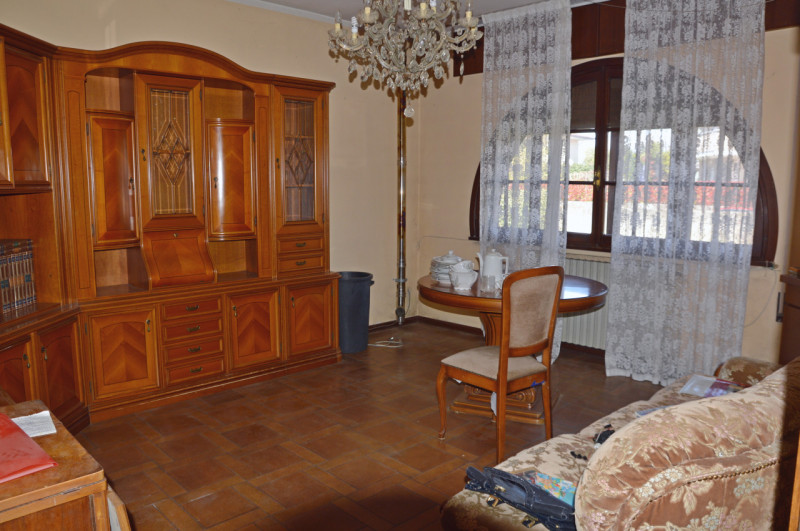 In tranquilla zona residenziale proponiamo interessante proprietà composta da due appartamenti in...