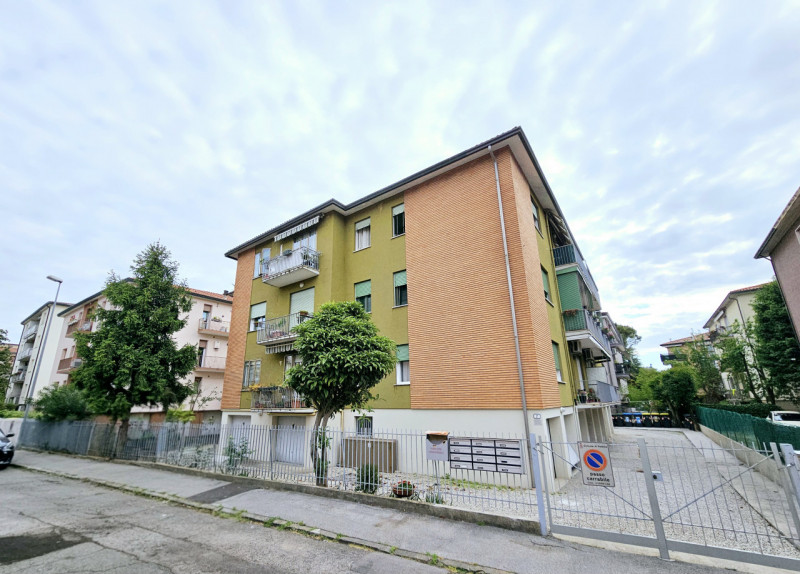 Proponiamo in vendita un interessante appartamento a Padova, in via Marcantonio Ferrazzi. Attualm...