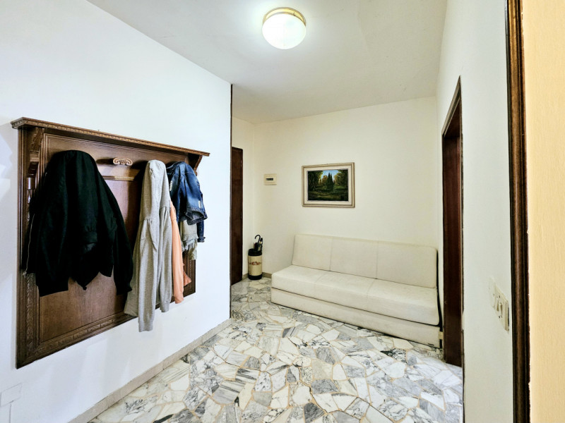 Proponiamo in vendita un interessante appartamento a Padova, in via Marcantonio Ferrazzi. Attualm...