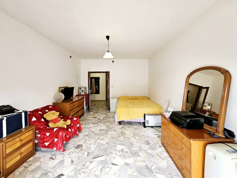 Proponiamo in vendita un interessante appartamento a Padova, in via Marcantonio Ferrazzi. Attualm...
