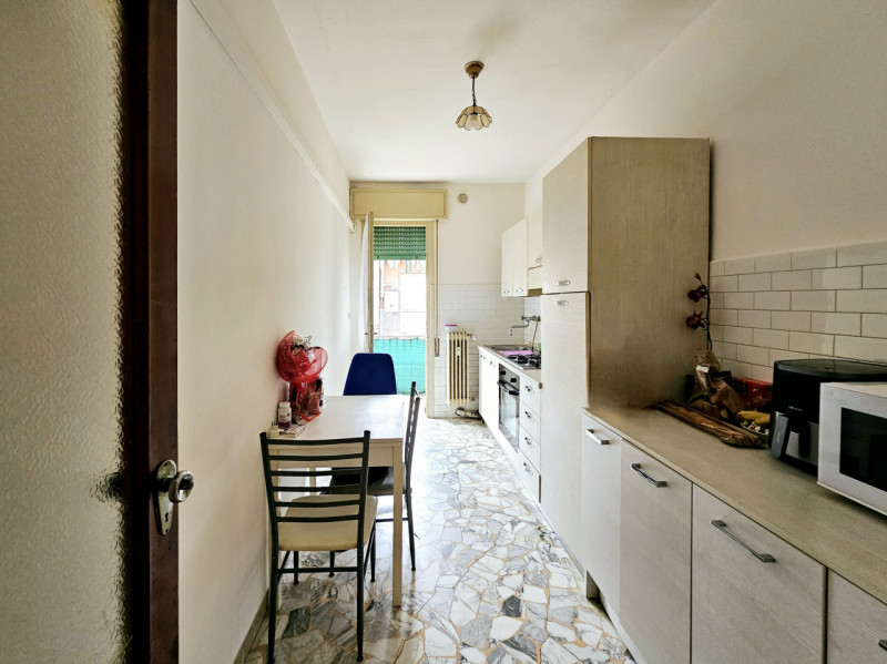 Proponiamo in vendita un interessante appartamento a Padova, in via Marcantonio Ferrazzi. Attualm...