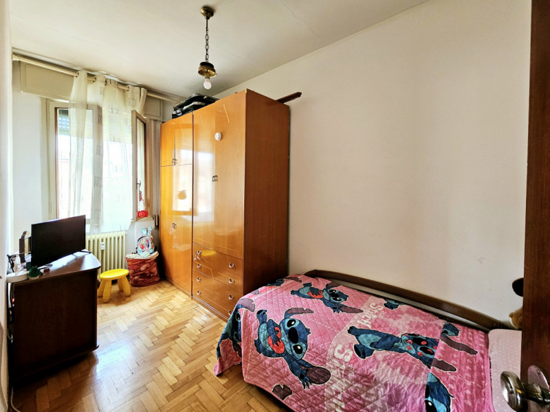 Proponiamo in vendita un interessante appartamento a Padova, in via Marcantonio Ferrazzi. Attualm...