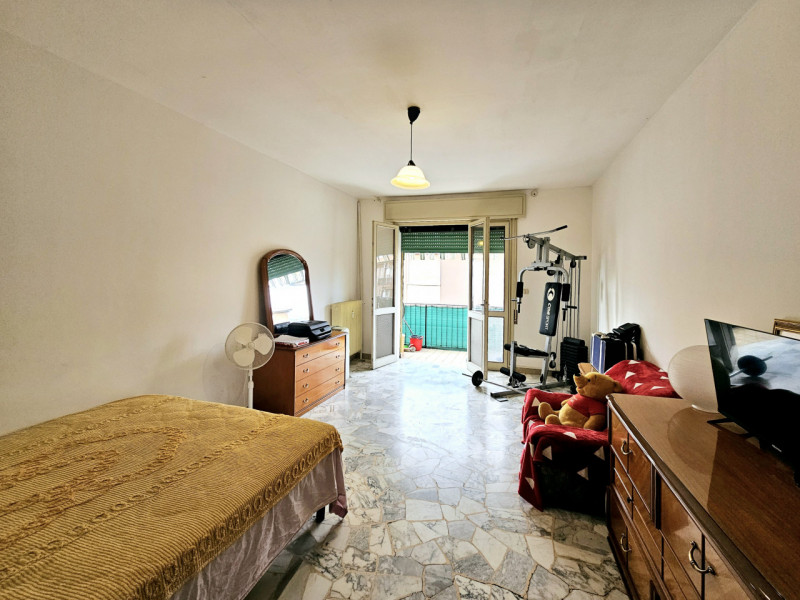 Proponiamo in vendita un interessante appartamento a Padova, in via Marcantonio Ferrazzi. Attualm...