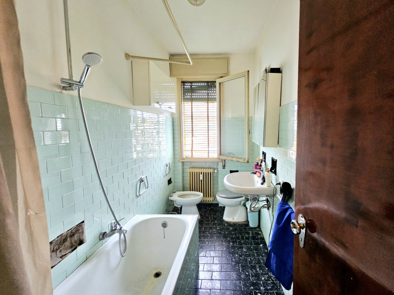 Proponiamo in vendita un interessante appartamento a Padova, in via Marcantonio Ferrazzi. Attualm...