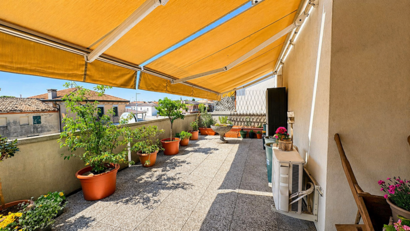 In posizione centralissima ad Arzergrande, lungo Via Roma, proponiamo in vendita ampio appartamen...