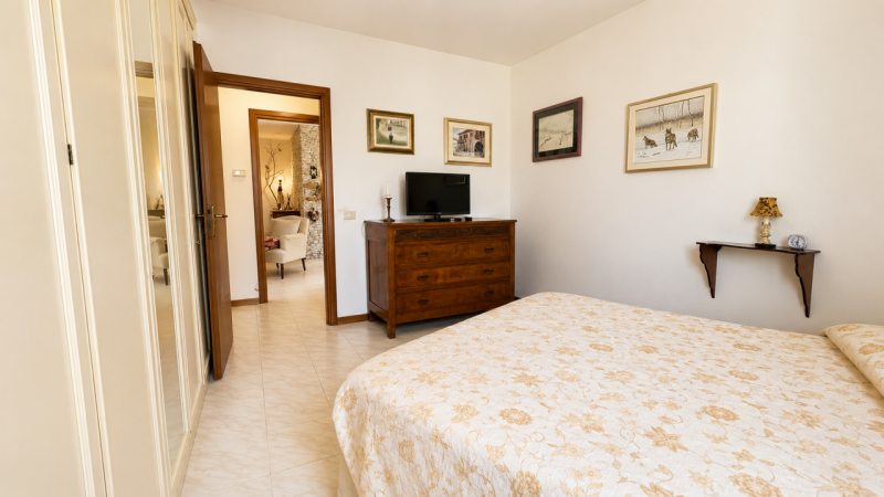 In posizione centralissima ad Arzergrande, lungo Via Roma, proponiamo in vendita ampio appartamen...